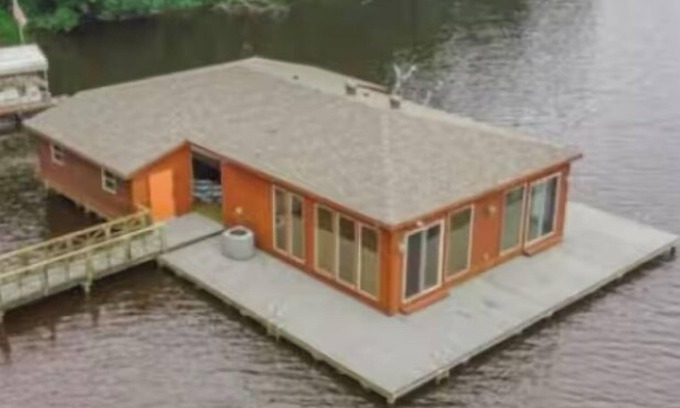 Benton Apartment | Charming Boathouse studio in beautiful Benton, LA with AC!