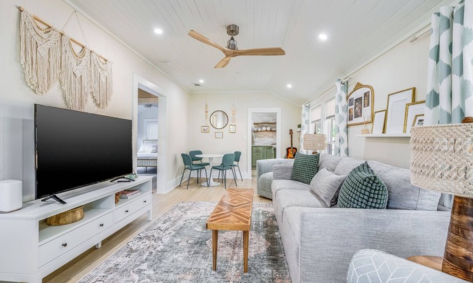 Pooler House | Charming & Bright 2 bedroom ~ Close to Downtown Savannah/Airport
