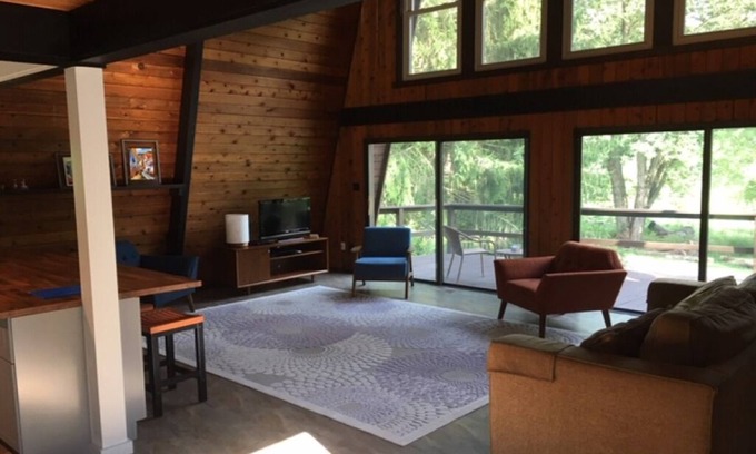 Springfield House | Charming British Columbia chalet close to Yellow Springs, Clifton and Cedarville
