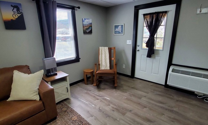 Whitehall House | Charming building with 1 bedroom and AC, WiFi in serene Whitehall