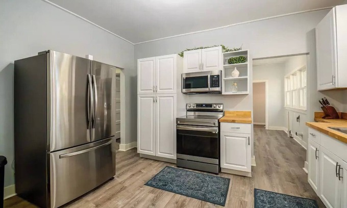 Lakeland House | Charming Bungalow Steps Away From Medical Rownn