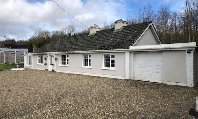 Terryglass House | Charming bungalow with WiFi in Terryglass - 3 bedrooms