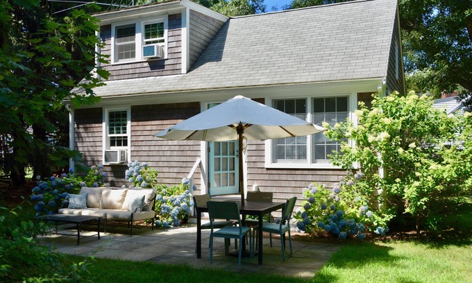 Duxbury Cottage | Charming cape cod cottage on beautiful grounds