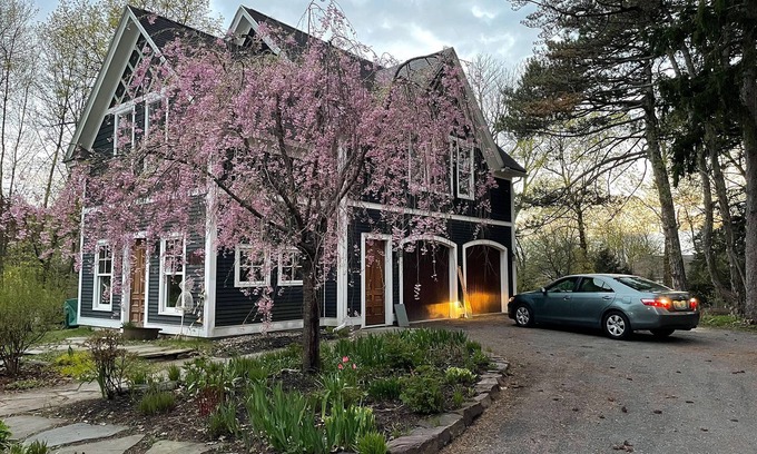 Burlington Cottage | Charming Carriage House in Burlington STEPS away from UVM/UVM Medical Center