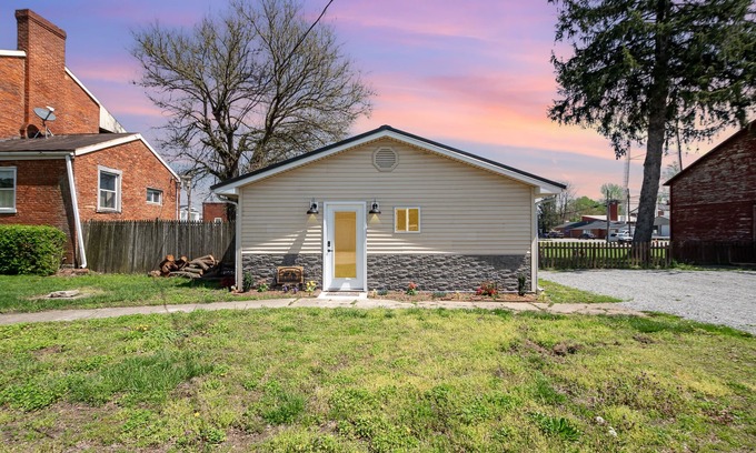 Warsaw Cottage | Charming Carriage House near the river and Ark Encounter