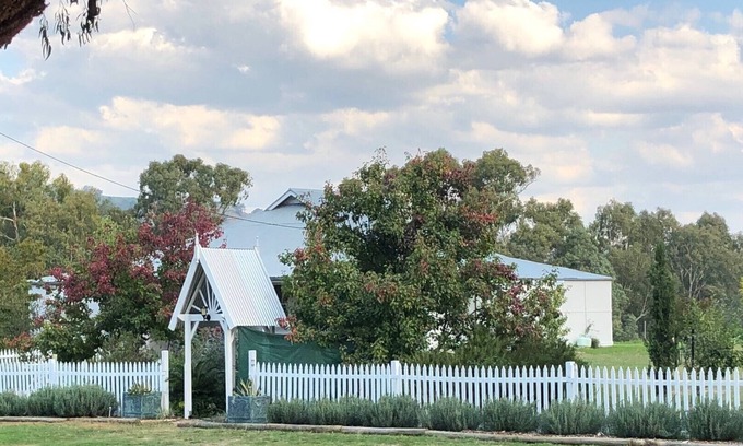 Hovells Creek House | Charming Century Old Country Cottage with a touch of French elegance.