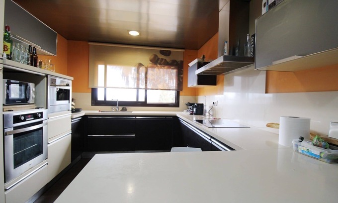 Albinyana Ski Chalet | Charming chalet with 4 bedrooms and WiFi, AC in tranquil Albinyana