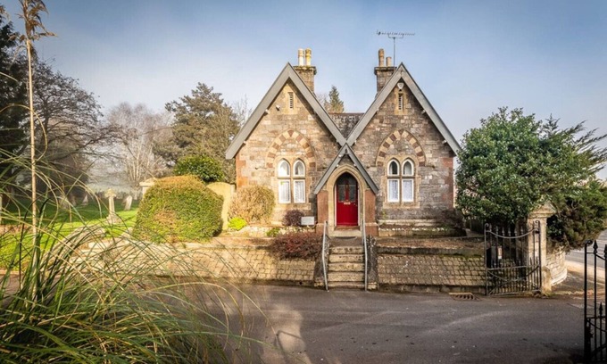 Exeter House | Charming character lodge in cemetery grounds