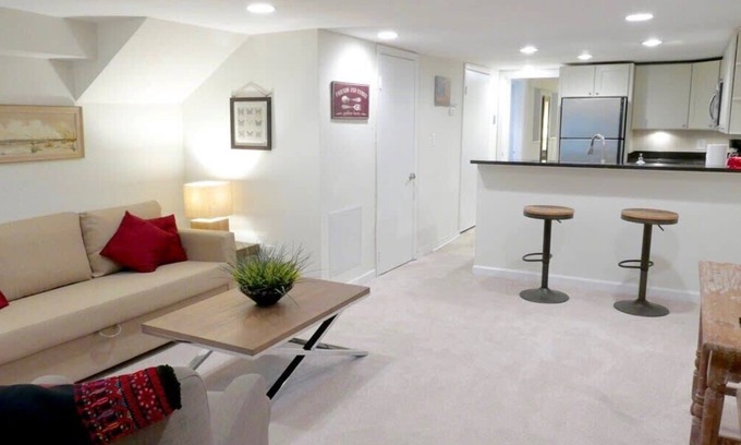 Lanier Heights Apartment | Charming City Centered Walk to Zoo!