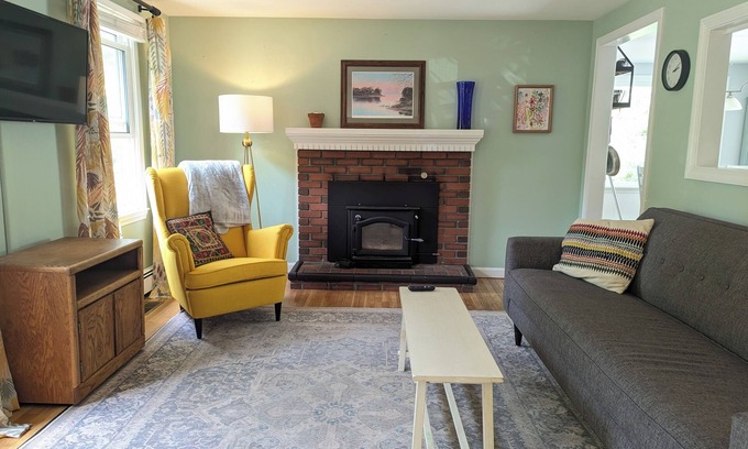 Mashpee House | Charming Classic Cape Cod Home steps away from John's Pond