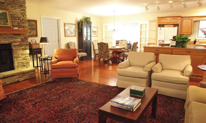 Horse Shoe House | Charming, Clean & Comfortable 2-bedroom home in scenic Mills River!