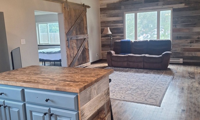 Jefferson County House | Charming, clean mountain home outside Helena, between Yellowstone/Glacier