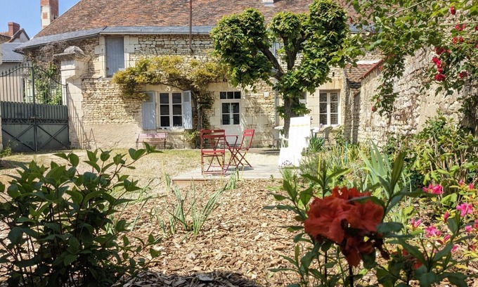Verneuil-le-Chateau Cottage | Charming cottage in Touraine with fireplace