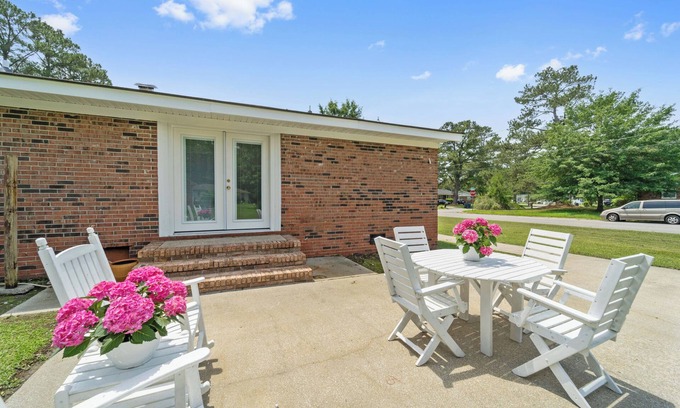 Westgate House | Charming Coastal Getaway! Minutes from Camp Lejeune,coastal beaches & downtown!