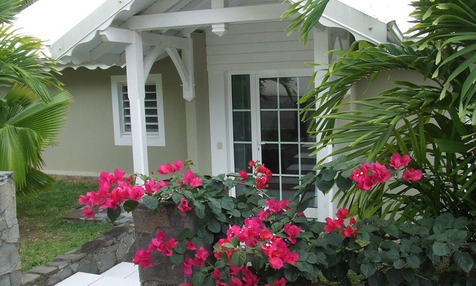 Fort-de-France Villa | Charming, comfortable and well-equipped villa terrace overlooking tropical garden