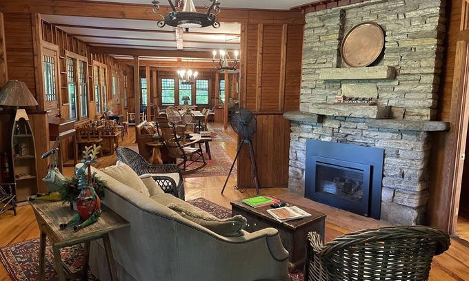 Elizabethtown House | Charming & Convenient 6 Bedroom Mountainside Lodge