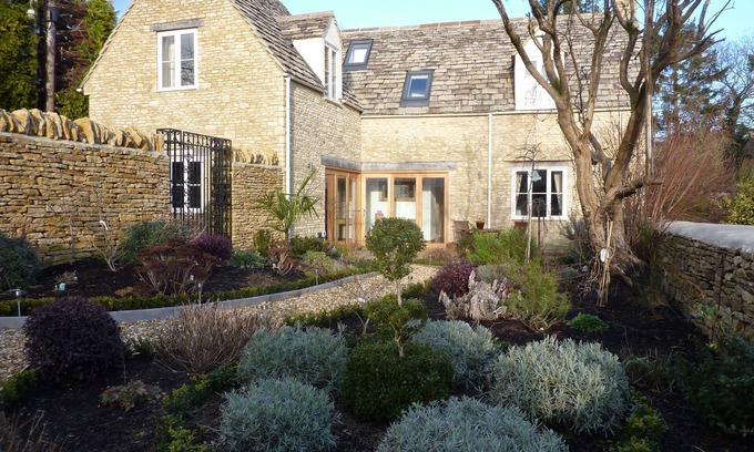 Sherston House | Charming Cotswold Stone Cottage with 3 Large En-Suite Bedrooms and Pretty Garden