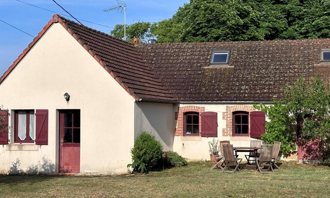 Toulon-sur-Allier Cottage | Charming Cottage Near Nature Reserve with Modern Comforts, Fireplace, and Scenic Garden