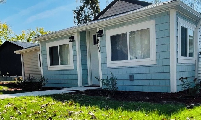Northwest Cottage | Charming Cottage at Peaceful Nettle Lake with HOT TUB & Private Lake Access