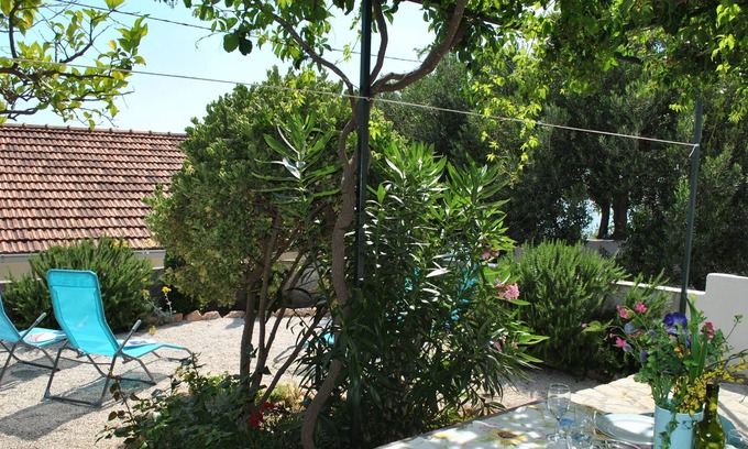 Bol Cottage | Charming Cottage + Garden 50m to Beach, 20m to Restaurant, Quiet Neighbourhood