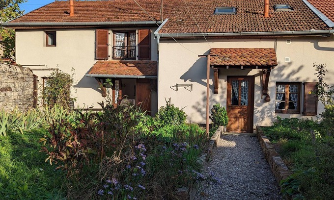 Vauvillers Cottage | Charming cottage in Vauvillers with shared garden