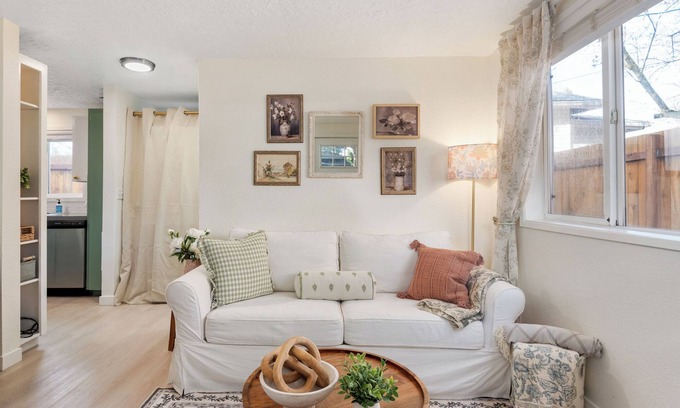 Sellwood-Moreland Cottage | Charming cottage in walkable Sellwood - free parking, WiFi, dedicated workspace