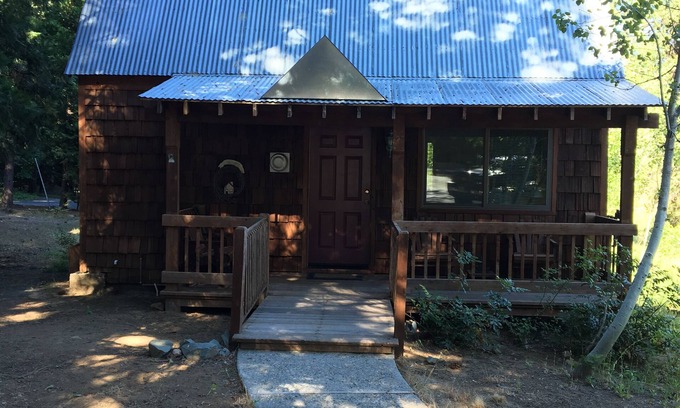 Dorrington Cottage | Charming Cottage Just Behind The Historic Dorrington Hotel!