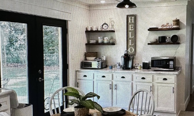 Wiggins Cottage | Charming Cottage-Sleeps 6 by Flint Creek(Pat Harrison) Fishing, Swimming, Biking