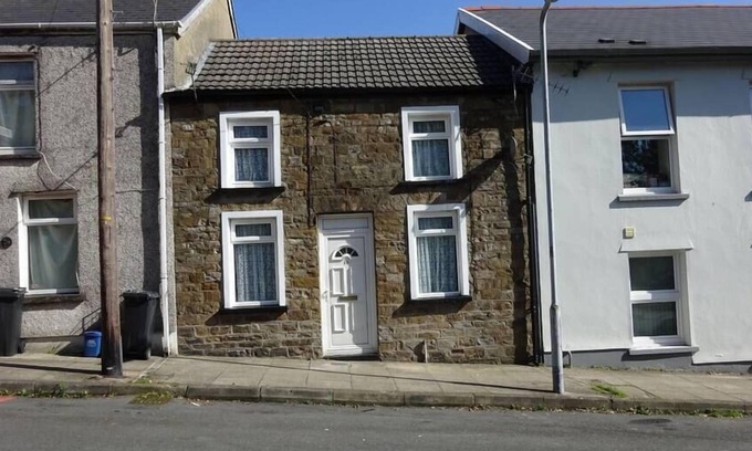 Dowlais House | Charming Cottage style 3 bedroom property