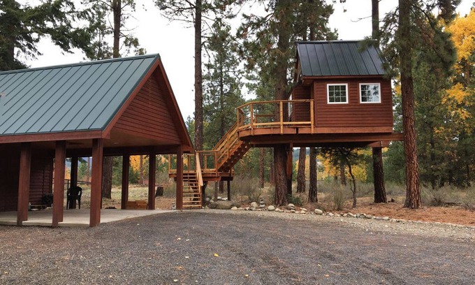 Cle Elum Cabin | Charming Cottage & Treehouse in lovely Cle Elum
