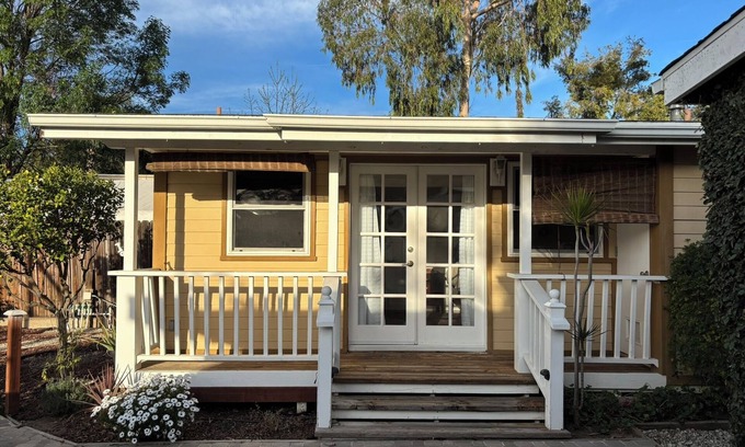 Thousand Oaks Cottage | Charming cottage in Thousand Oaks with WiFi and AC