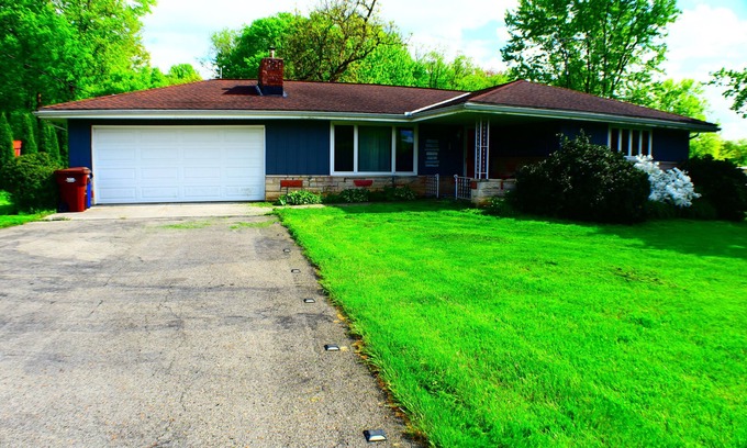 Grove City House | Charming Country Rustic home with upgraded amenities on a full acre.