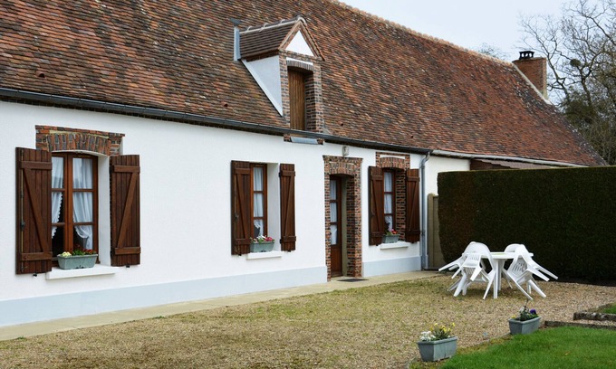 Meauce Cottage | "Charming Countryside Retreat: Cozy 2-BR Home with Garden, BBQ & Kids Play Area"