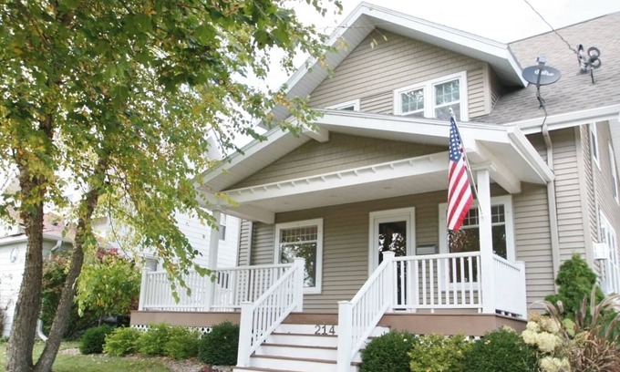 Mount Horeb House | Charming cozy 3-bedroom house in marvelous Mount Horeb with AC, WiFi