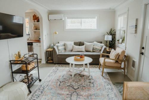 Carlton House | Charming Cuvée Cottage, 2 blocks to downtown!