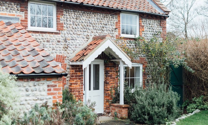 East Runton Cottage | Charming detached flint cottage on village green, 5 minute stroll to beach