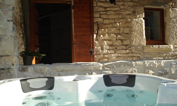 Carnas Cottage | Charming detached house for 2 with private jacuzzi. Prestige & design.