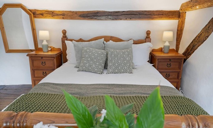 Doddington House | Charming, dog friendly countryside retreat
