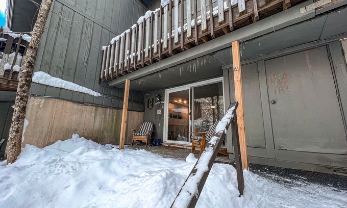 Stratton Mountain Condo | Charming dog-friendly condo with balcony, full kitchen, & washer/dryer