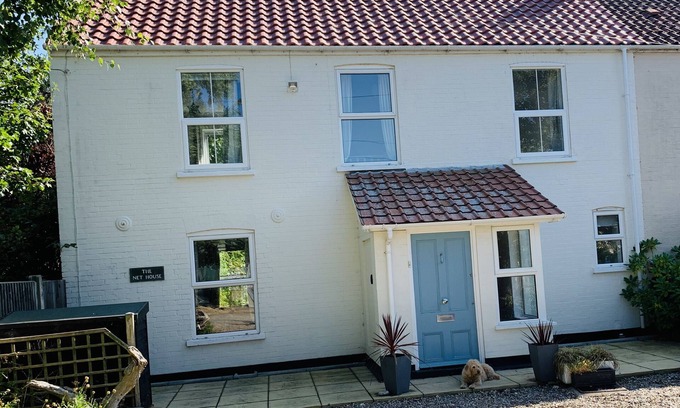 Winterton-on-Sea House | Charming, dog friendly fisherman’s cottage - moments from the beach