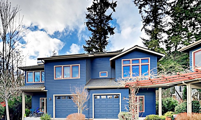Bainbridge Island House | Charming downtown townhouse with fireplace & patio - walk to farmers' market