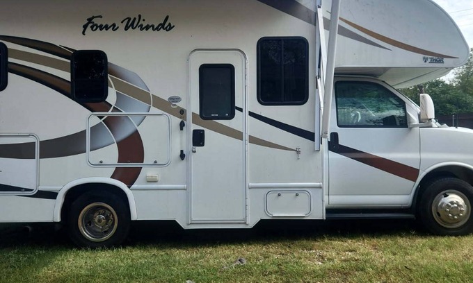 Red Oak House | Charming Drivable Motorhome in Red Oak fully stocked and ready to hit the road!