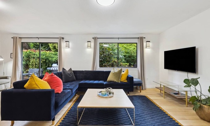 Upper Lonsdale House | Charming Entire Family Home in North Vancouver