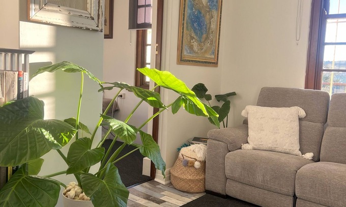 Tenterfield House | Charming Escape with Outdoor Fireplace