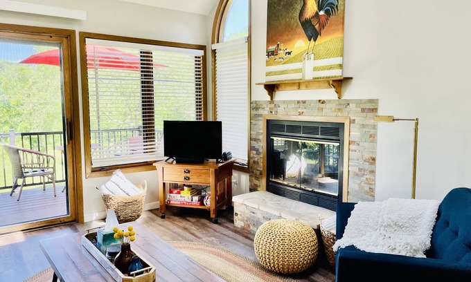 The Galena Territory House | Charming, Farmhouse Chic, Cozy|Fireplace|12 Min to Town|Beautiful View