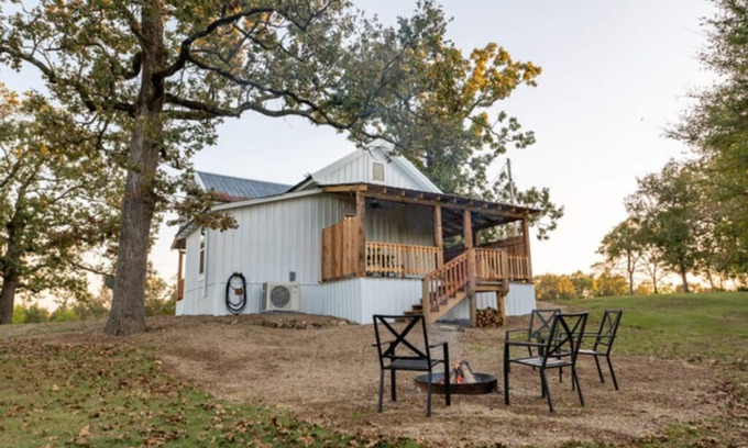 Ringold Cabin | Charming farmhouse, full kitchen, private back deck, fire pit, quiet area