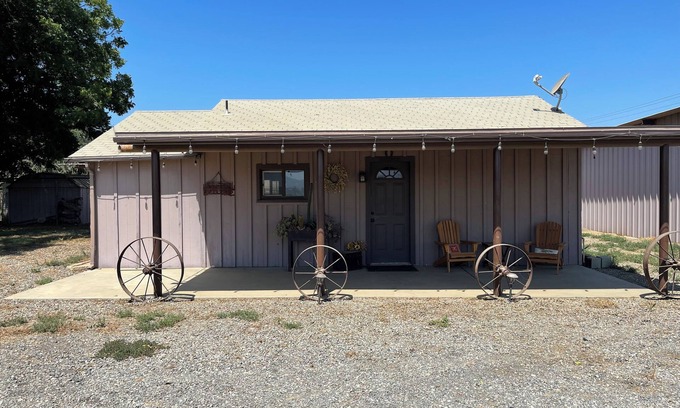 Hemet Other | Charming farmhouse in peaceful Hemet with WiFi and AC
