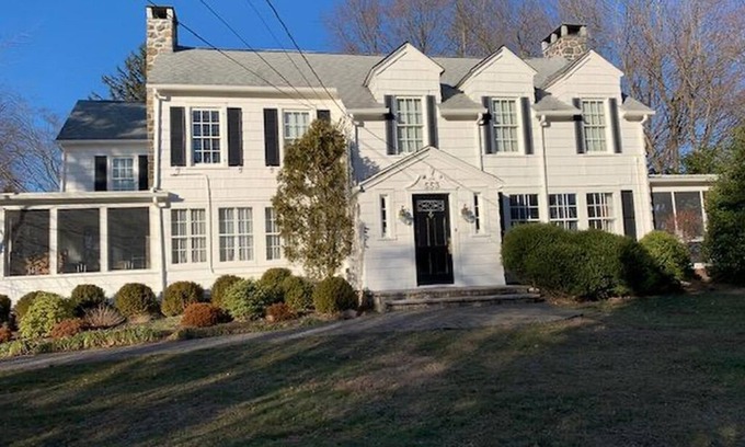 Pearl River House | Charming Farmhouse Just outside of NYC!