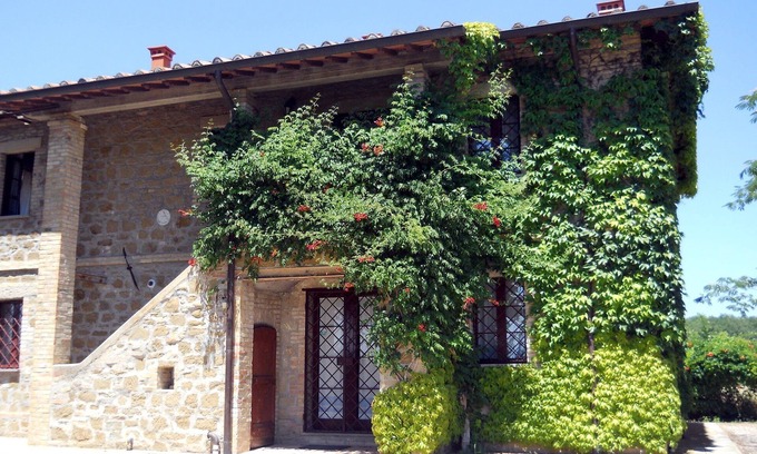 Torgiano Apartment | Charming farmhouse with pool close to Assisi and Perugia in a wine estate