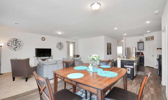 Katy House | CHARMING FOUR BEDROOMS BROOKSHIRE/KATY HOUSE WITH GYM.